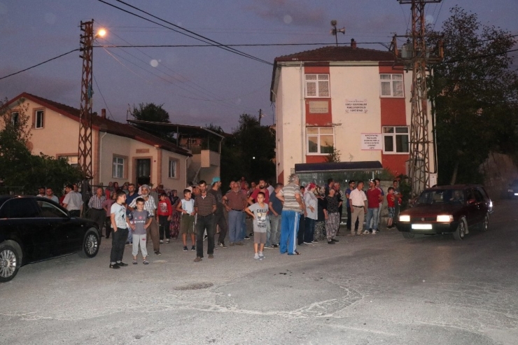 Tır Sürücülerine Kızıp Yolu Kapattılar