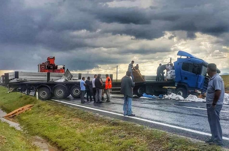 Nallıhan’daki Tır Kazasında Faciadan Dönüldü