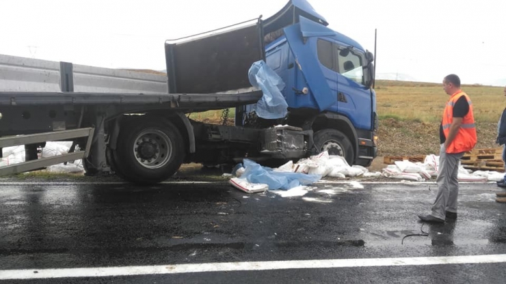 Nallıhan’daki Tır Kazasında Faciadan Dönüldü