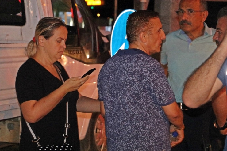 Kaza Yapıp Şoka Giren Kocaya Eş Şefkati