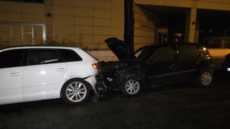 Antalya’da Araç Yangınında İki Otomobil Kül Oldu