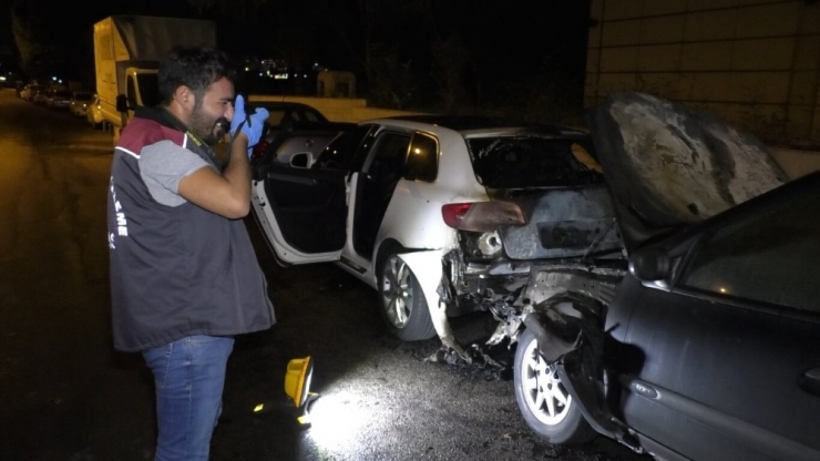 Antalya’da Araç Yangınında İki Otomobil Kül Oldu