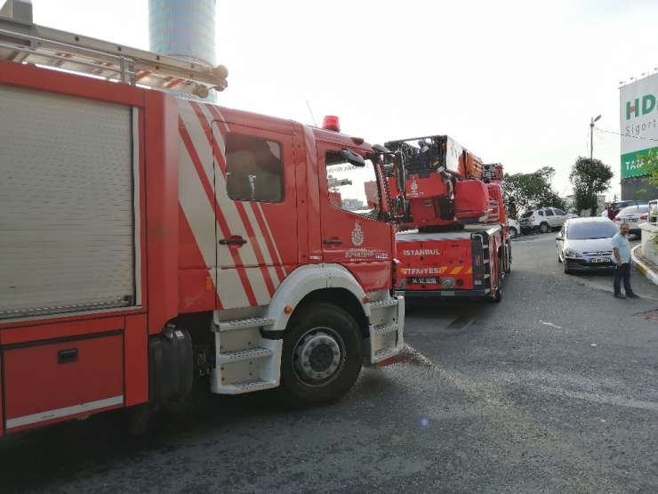 Ataşehir’de Alışveriş Merkezinde Yangın Paniği