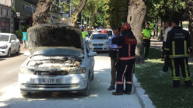 Seyir Halindeki Otomobil Alev Alınca İmdada Otobüs Şoförü Yetişti