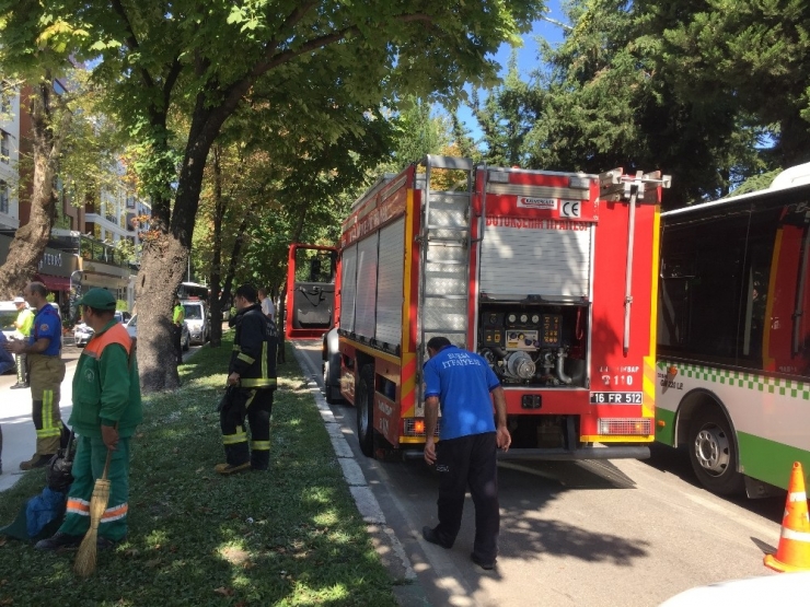 Seyir Halindeki Otomobil Alev Alınca İmdada Otobüs Şoförü Yetişti