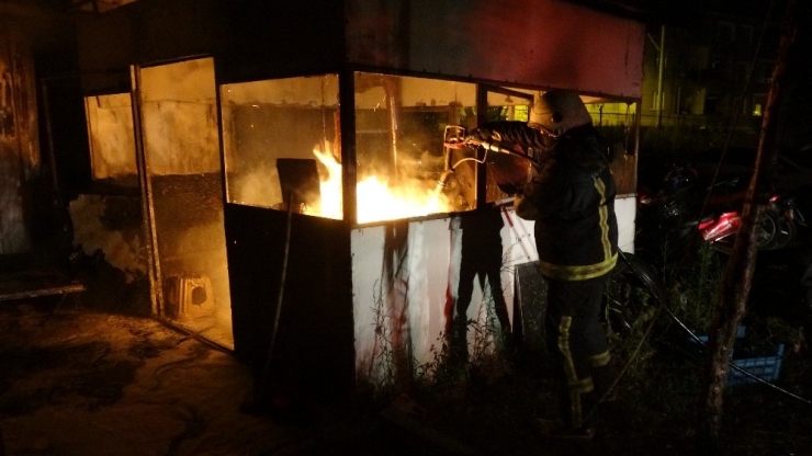 500 Aracın Bulunduğu Otoparkın Deposunda Korkutan Yangın