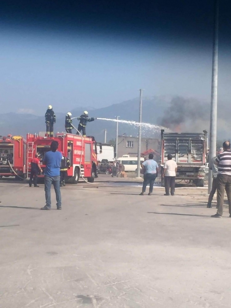 Dorsesinde Kaynak Yapılan Tırda Yangın Çıktı