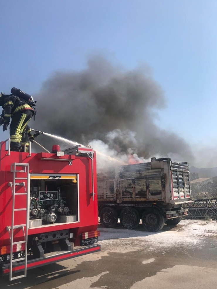 Dorsesinde Kaynak Yapılan Tırda Yangın Çıktı