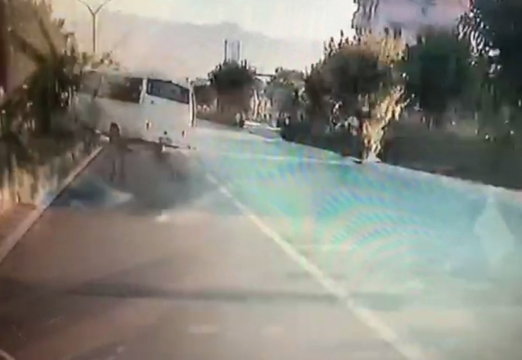 Tekstil İşçilerini Taşıyan Midibüsün Devrilmesi Anbean Görüntülendi