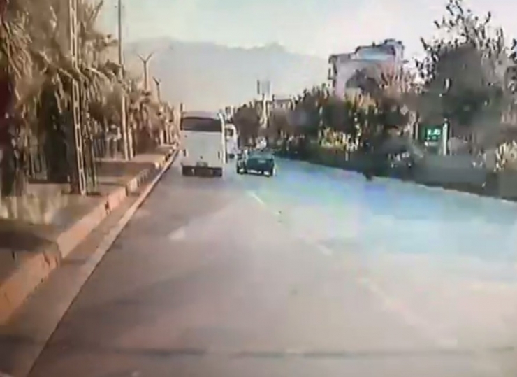 Tekstil İşçilerini Taşıyan Midibüsün Devrilmesi Anbean Görüntülendi