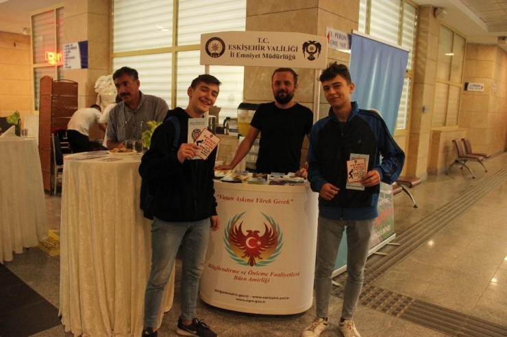 Eskişehir Polisi Çiçeği Burnunda Üniversite Öğrencileri İçin Bilgilendirme Stadı Açtı