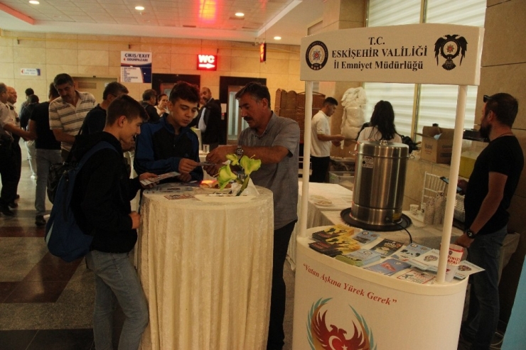 Eskişehir Polisi Çiçeği Burnunda Üniversite Öğrencileri İçin Bilgilendirme Stadı Açtı