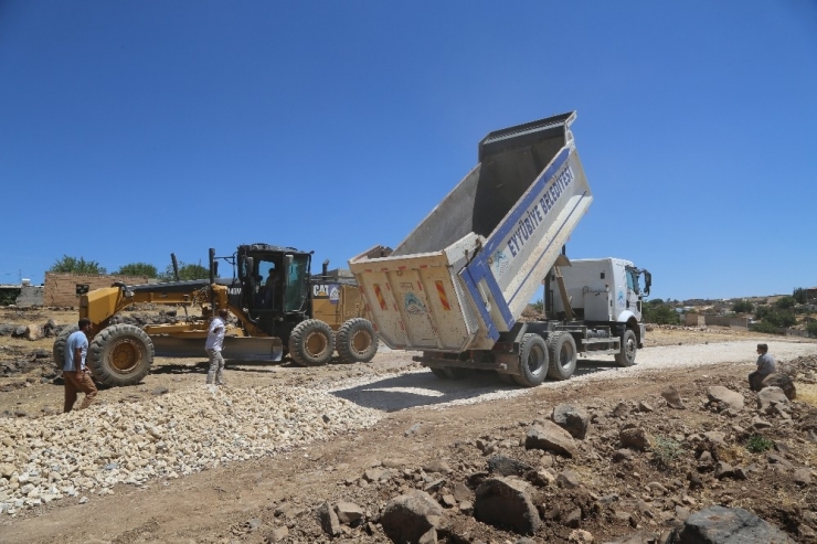 Eyyübiye’de Yol Yapım Çalışmaları Sürüyor