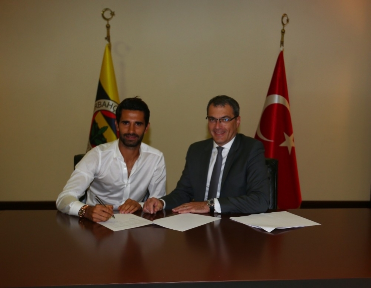 Alper Potuk Yeni Sözleşmesini İmzaladı