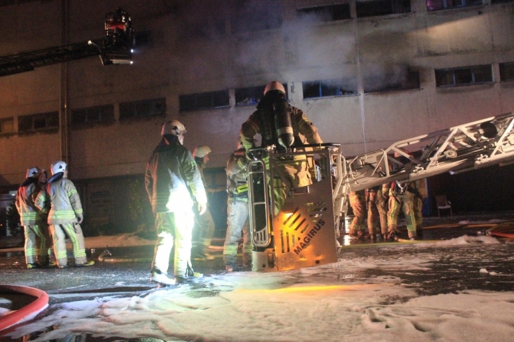 Küçükçekmece’de Kozmetik Ürün Deposundaki Yangın Kontrol Altına Alındı