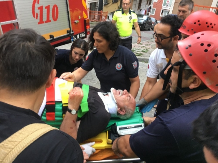 Kağıthane’de Kontrolden Çıkan Servis Aracı Bir Evin Duvarına Çarparak Durabildi