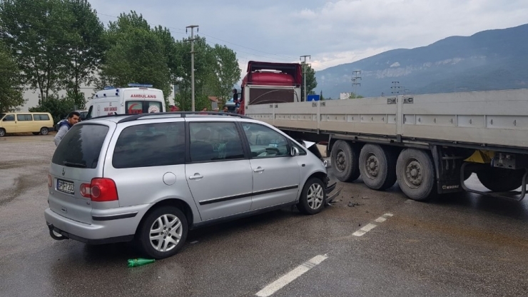 Yabancı Plakalı Otomobil İle Tır İle Çarpıştı: 4’ü Çocuk 8 Yaralı