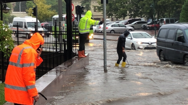 Sağanak Yağış Kocaeli’yi Etkisi Altına Aldı