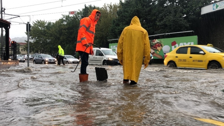 Sağanak Yağış Kocaeli’yi Etkisi Altına Aldı