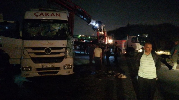 Virajı Alamayan Tır Devrildi: 1 Yaralı