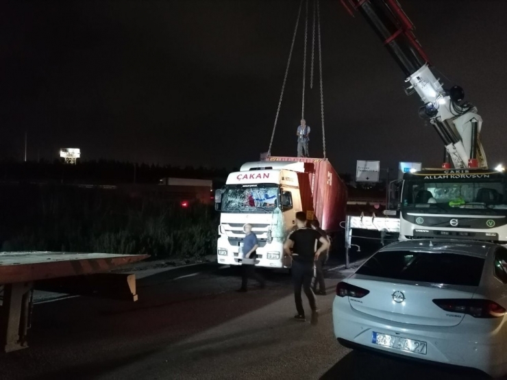 Virajı Alamayan Tır Devrildi: 1 Yaralı