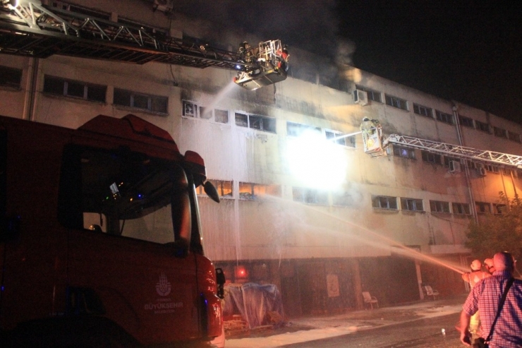 Küçükçekmece’de Kozmetik Ürün Deposunda Yangın