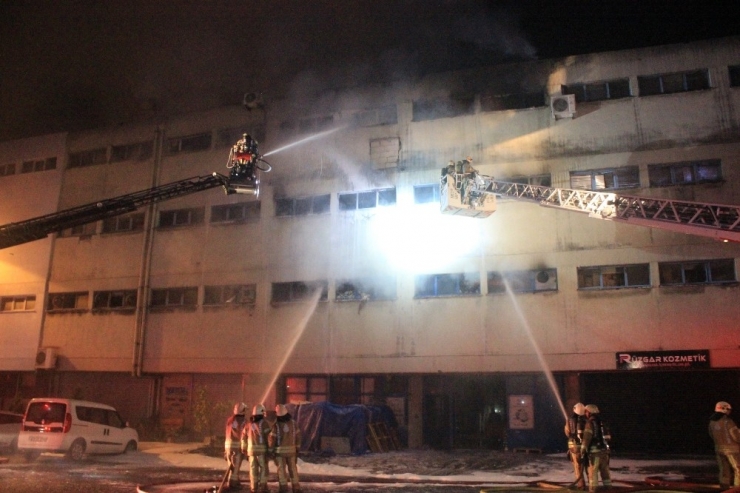 Küçükçekmece’de Kozmetik Ürün Deposunda Yangın