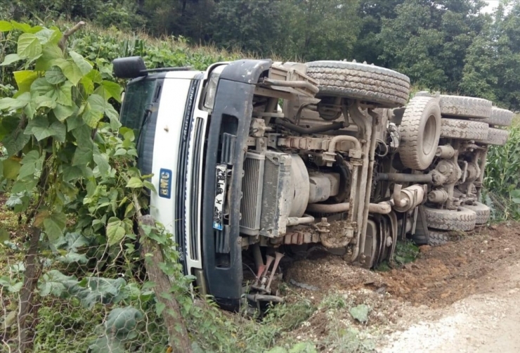 Ordu’da Beton Yol Yapımında Çalışan Mikser Yan Yattı