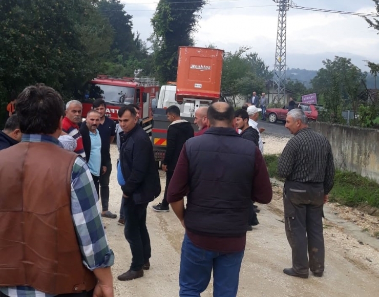 Camiye Yıldırım Düştü