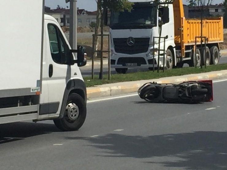 Motosikletli Kurye Köpekten Kaçarken Canından Oluyordu