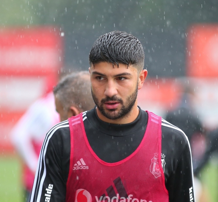 Beşiktaş Yağmur Altında Çalıştı