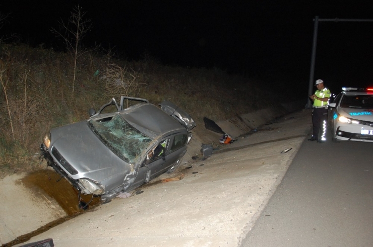 Taklalar Atan Otomobil Hurdaya Döndü: 1 Yaralı