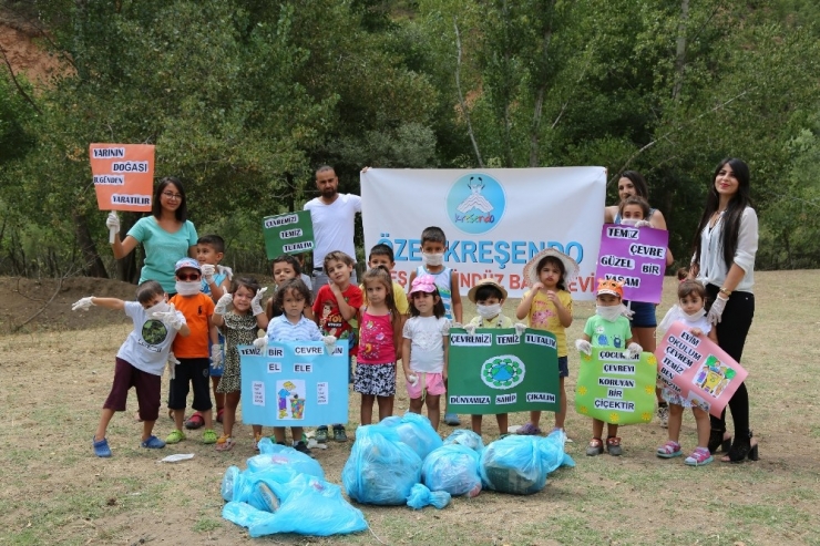 Munzur Kenarında Miniklerden Çevre Temizliği