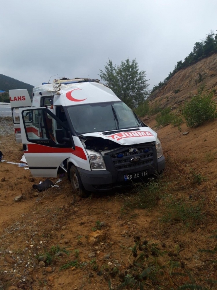 Yozgat’ta Hasta Bebeği Taşıyan Ambulans Kaza Yaptı: 4 Yaralı