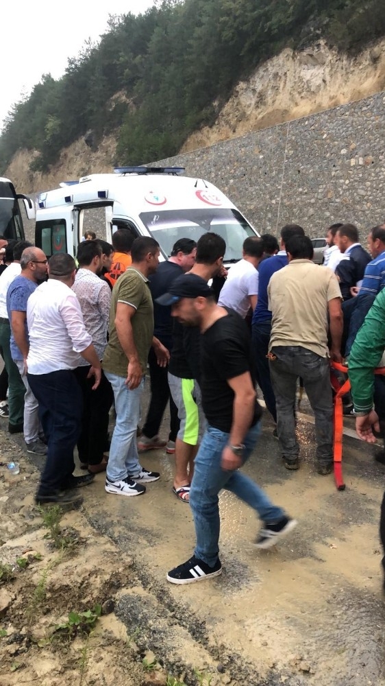 Virajı Alamayan Otomobil Uçuruma Yuvarlandı: 5 Yaralı