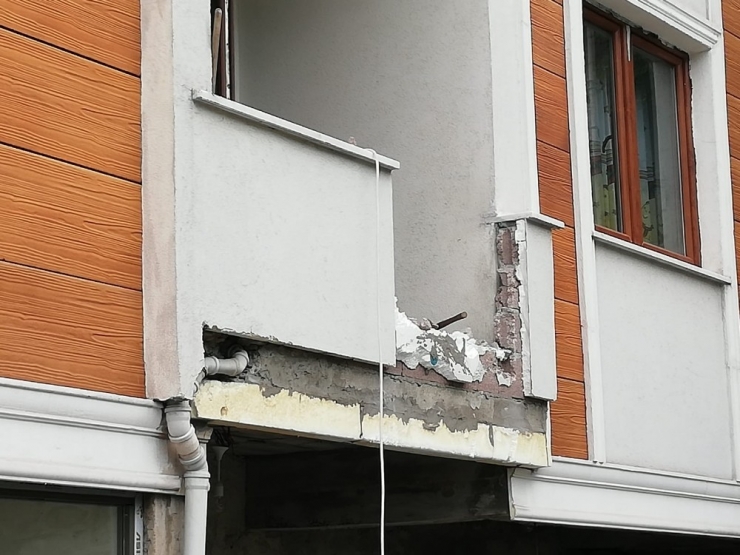 Yangın Merdiveni Yapmak İsterken Düşüp Yaralandı