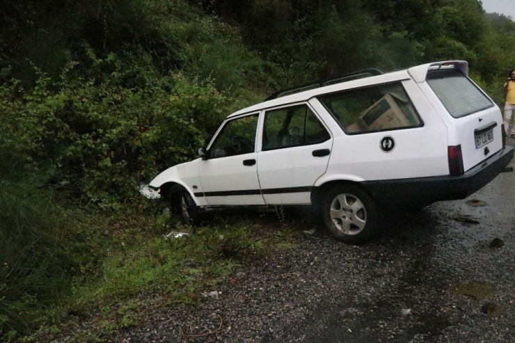 Kontrolden Çıkan Otomobil Yol Kenarındaki Kayalıklara Çarptı: 2 Yaralı