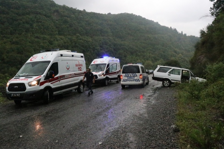 Kontrolden Çıkan Otomobil Yol Kenarındaki Kayalıklara Çarptı: 2 Yaralı