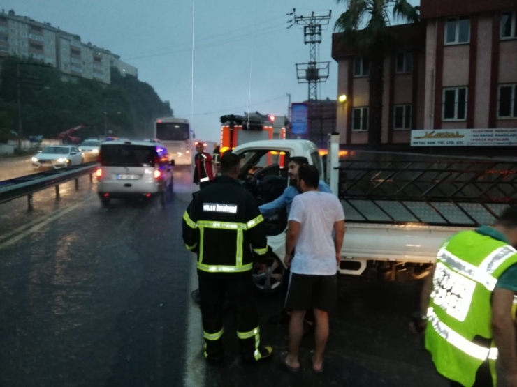 Kuvvetli Yağış Kazayı Da Beraberinde Getirdi: 2 Yaralı