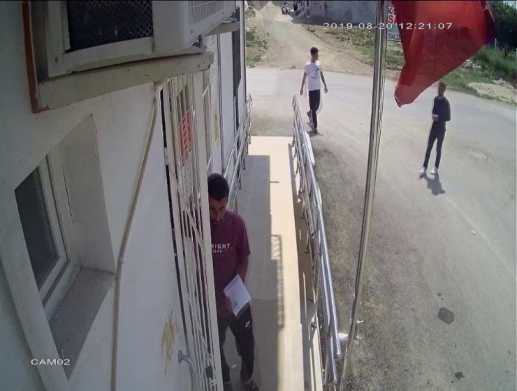 İğne Yaptırmak İçin Sıra Fişi Aldı Cep Telefonu Çaldı