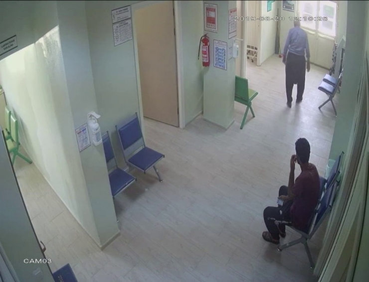 İğne Yaptırmak İçin Sıra Fişi Aldı Cep Telefonu Çaldı