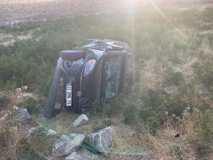 Hafif Ticari Araç Şarampole Yuvarlandı: 1 Yaralı