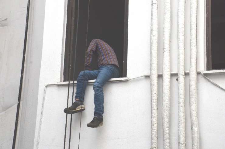 Belediyede İntiharı Polis Önledi