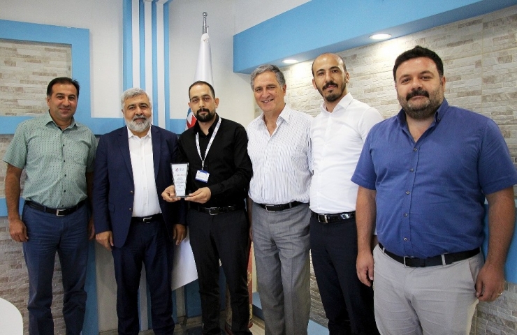Dicle Elektrik’ten Başarılı Müşteri Temsilcisine Plaket