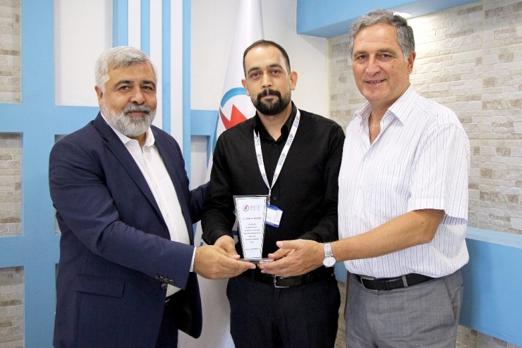 Dicle Elektrik’ten Başarılı Müşteri Temsilcisine Plaket