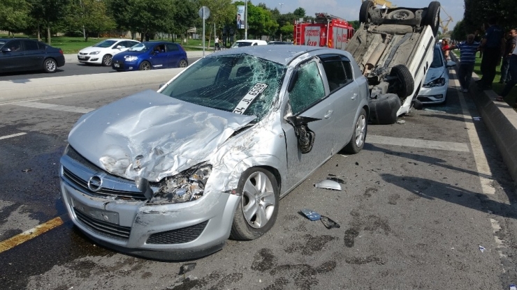 Pendik’te Takla Atan Araç Karşı Şeritteki Aracın Üstüne Düştü