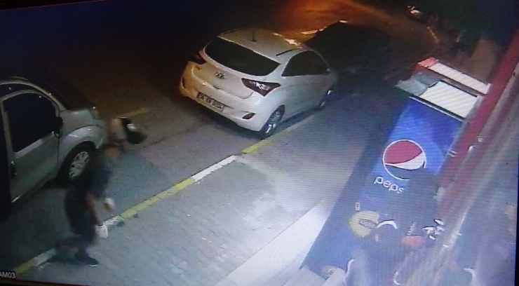 Pendik’te Hırsızların Kapı Kilidini Kırıp Marketten Sigara Çaldığı Anlar Kamerada