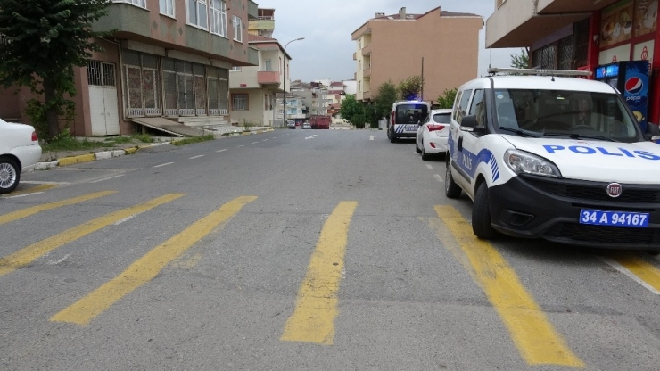 Pendik’te Hırsızların Kapı Kilidini Kırıp Marketten Sigara Çaldığı Anlar Kamerada
