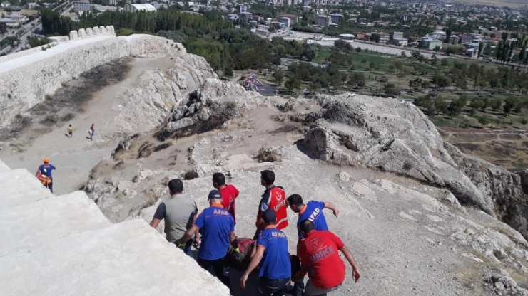 Van Kalesi’nde Mahsur Kalan Vatandaş Kurtarıldı