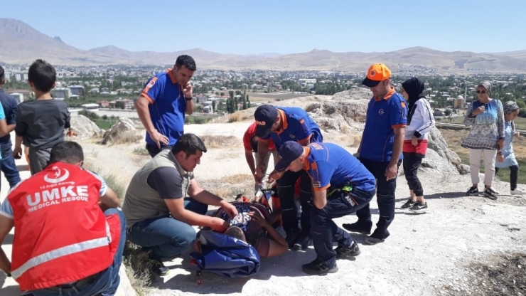 Van Kalesi’nde Mahsur Kalan Vatandaş Kurtarıldı